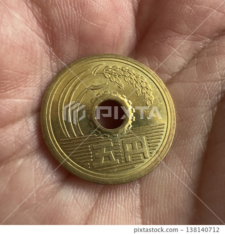 A five-yen coin in the palm of your hand 138140712