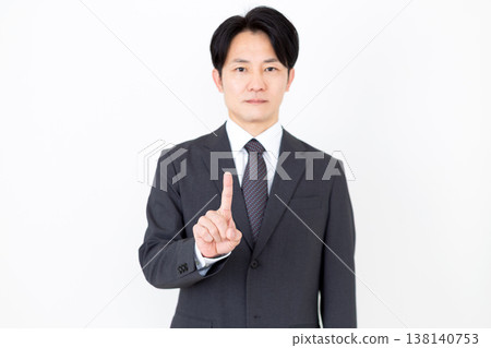 一位中年商人舉起他的食指。 138140753
