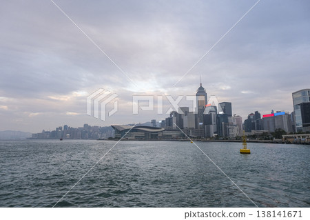 從維多利亞港眺望香港海濱 從維多利亞港眺望香港海濱 138141671