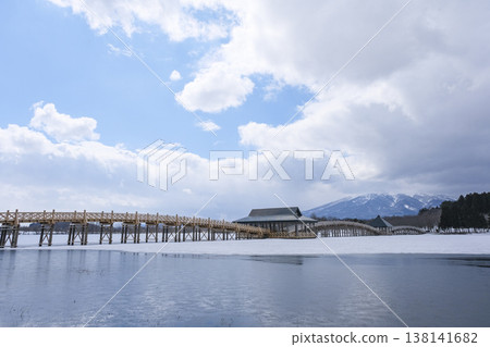 鶴之舞橋是日本最長的木製三拱橋。 鶴之舞橋是日本最長的木製三拱橋。 138141682