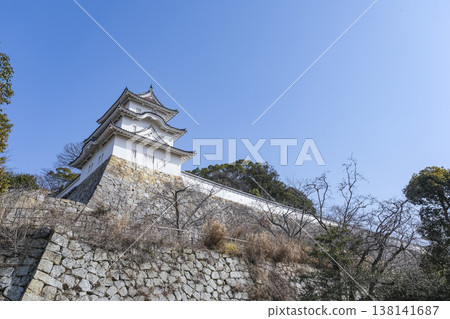 在明石城遺址的石牆之上，建造了城堡的城牆和塔樓。 138141687