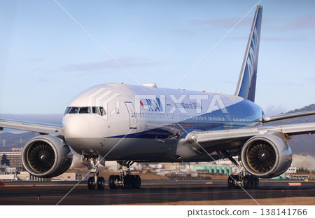 B789正在伊丹機場準備起飛 B789正在伊丹機場準備起飛 138141766