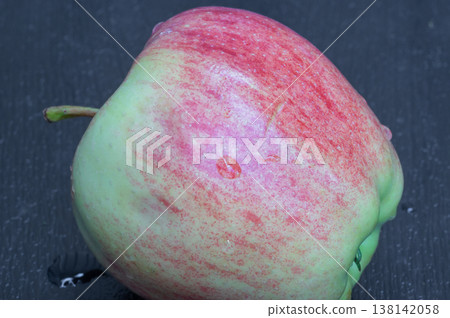 red apple, close-up, on a wooden background. red apple, close-up, on a wooden background. 138142058