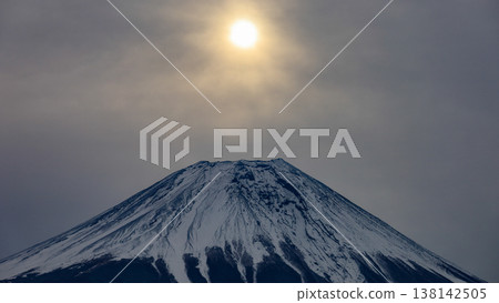 冬季,在朝霧高原的露營地,可以欣賞到富士山黎明時分的壯麗景色。日本靜岡縣富士宮市。 冬季,在朝霧高原的露營地,可以欣賞到富士山黎明時分的壯麗景色。日本靜岡縣富士宮市。 138142505