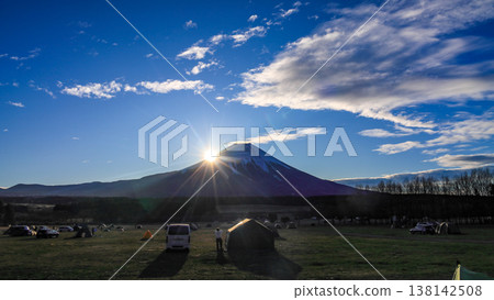 冬季，在朝霧高原的露營地，可以欣賞到富士山黎明時分的壯麗景色。日本靜岡縣富士宮市。 138142508