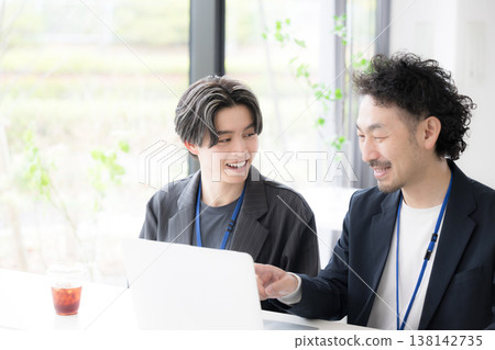 一幅令人耳目一新的畫面：新進員工（例如應屆畢業生）在工作會議上受到上級的鼓勵。 138142735