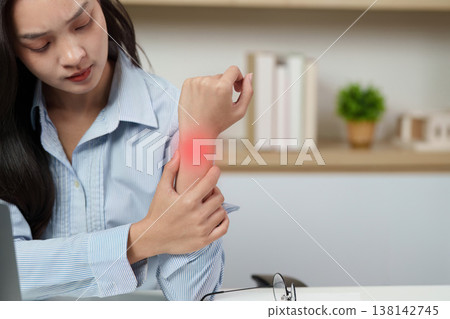 Office syndrome with wrist pain in workplace 138142745