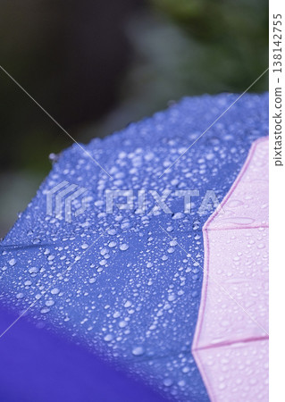 雨傘上的雨滴,雨季,雨景 雨傘上的雨滴,雨季,雨景 138142755