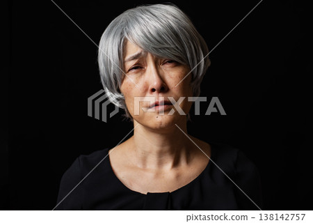 一位老婦人承受悲痛的畫面 138142757