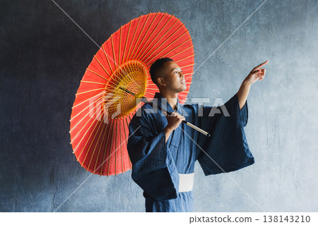 身穿浴衣的外國男子 身穿浴衣的外國男子 138143210