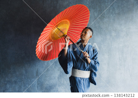 身穿浴衣的外國男子 138143212
