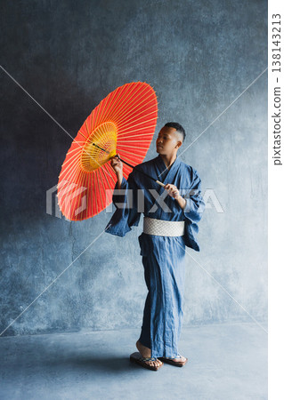身穿浴衣的外國男子 身穿浴衣的外國男子 138143213