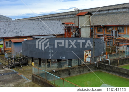 位於群馬縣富岡市的世界遺產富岡絲綢工廠東繭倉庫外觀，背景是荒涼的春季景色。 138143553