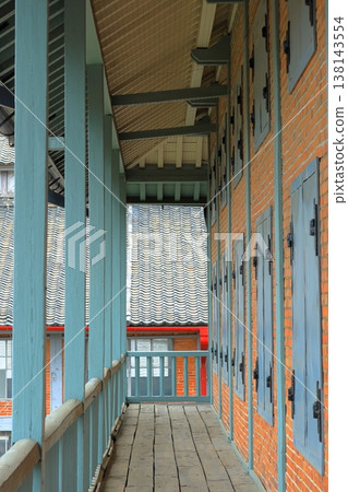 位於群馬縣富岡市的世界遺產富岡絲綢工廠東繭倉庫外觀，背景是荒涼的春季景色。 138143554