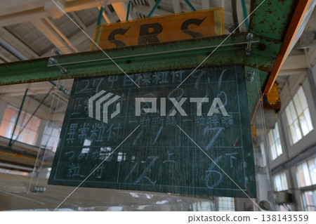 位於群馬縣富岡市的世界遺產富岡絲綢工廠東繭倉庫外觀，背景是荒涼的春季景色。 138143559