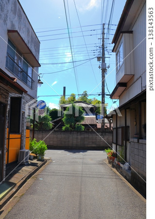 位於群馬縣富岡市的世界遺產富岡絲綢工廠東繭倉庫外觀，背景是荒涼的春季景色。 138143563