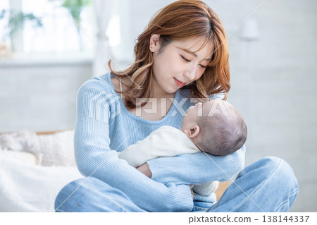 抱著嬰兒的母親 138144337