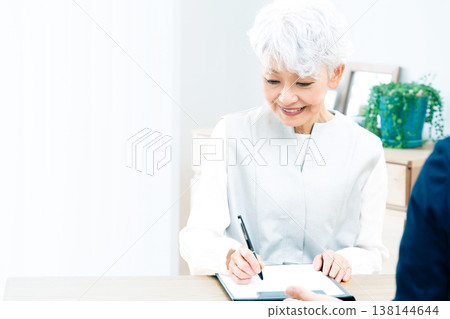 一位老婦人正在聽銷售員的講解 138144644