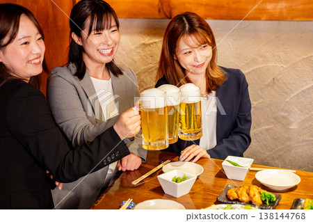 年輕女子在居酒屋舉杯慶祝 138144768