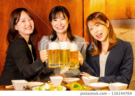 年輕女子在居酒屋舉杯慶祝 138144769