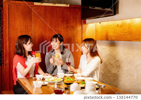 一個女人敬酒 138144770
