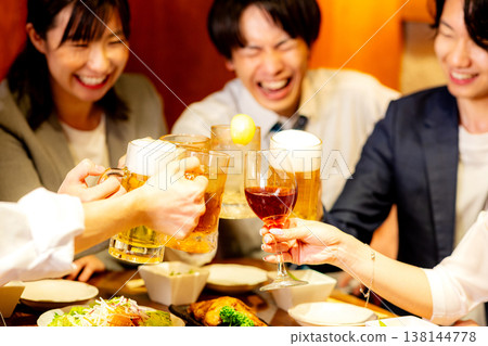 一個人在酒吧里敬酒 138144778