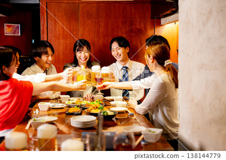 一個人在酒吧里敬酒 138144779