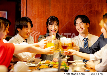一個人在酒吧里敬酒 138144780