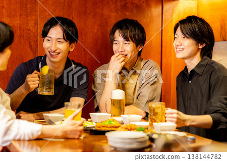 大學生在居酒屋（日本酒吧）碰杯 138144782