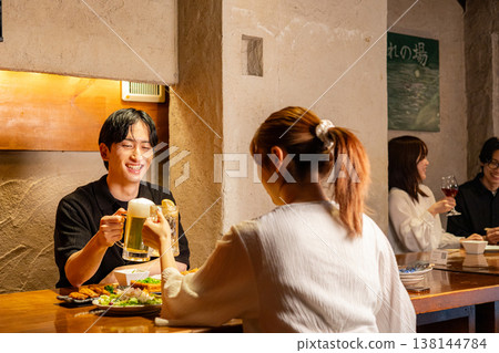 在居酒屋吃飯的男女 在居酒屋吃飯的男女 138144784