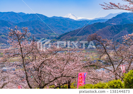 大星公園（山梨縣）的櫻花和富士山 138144873