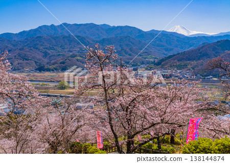 大星公園(山梨縣)的櫻花和富士山 大星公園(山梨縣)的櫻花和富士山 138144874