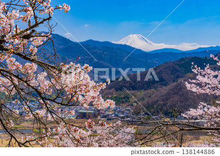 大星公園(山梨縣)的櫻花和富士山 大星公園(山梨縣)的櫻花和富士山 138144886