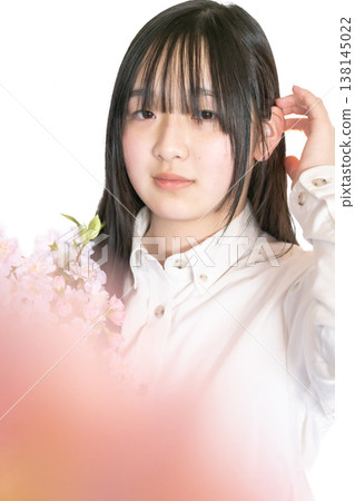 身穿白襯衫、皮膚白皙美麗的少女肖像。 138145022