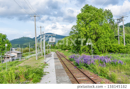 北海道富良野町，JR根室本線原生虎車站（幌舞站）月台。 138145182