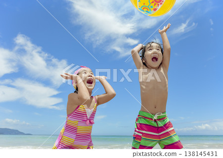 夏日海中嬉戲的姐弟 138145431