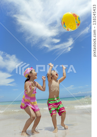 Sister and brother playing in the summer sea 138145433