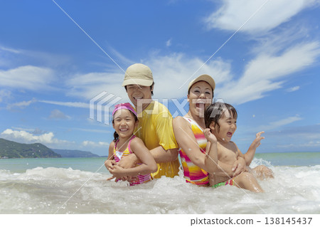 一家四口在夏日海中嬉戲 一家四口在夏日海中嬉戲 138145437