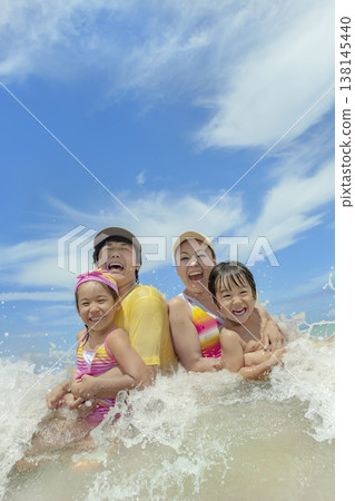 一家四口在夏日海中嬉戲 一家四口在夏日海中嬉戲 138145440