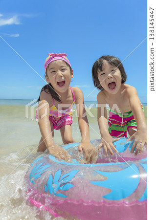 夏日海中嬉戲的姐弟 夏日海中嬉戲的姐弟 138145447