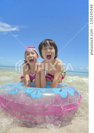 Sister and brother playing in the summer sea 138145448