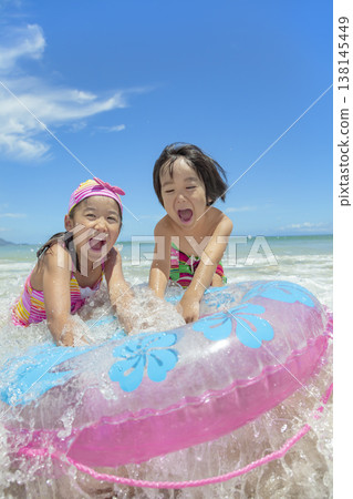 夏日海中嬉戲的姐弟 138145449