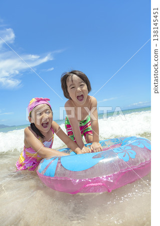 夏日海中嬉戲的姐弟 138145451