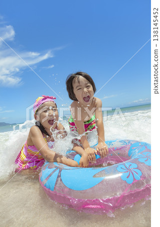 夏日海中嬉戲的姐弟 138145452