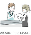 一位在前台接待顧客的女士。 138145816