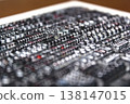 活版印刷的金屬印章，上面排列著各種字體。 138147015