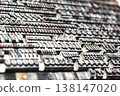 整齊排列的金屬活字的印刷紋理 138147020