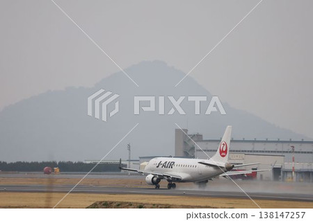 一架日本航空E170飛機從松山機場起飛,在雨中揚起水花。 一架日本航空E170飛機從松山機場起飛,在雨中揚起水花。 138147257