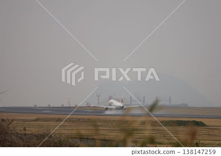 一架日本航空公司的飛機從松山機場的跑道起飛。 138147259