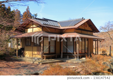展現日本四季之美的傳統:南鄉茶屋寧靜祥和,四周環繞著豐富的自然景觀。 展現日本四季之美的傳統:南鄉茶屋寧靜祥和,四周環繞著豐富的自然景觀。 138147542